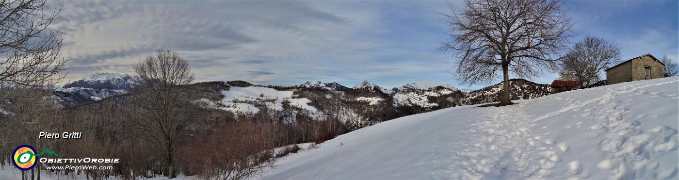 19 Uscendo dal bosco si aprono i bei pratoni innevati di Prato Giugno (1268 m).jpg